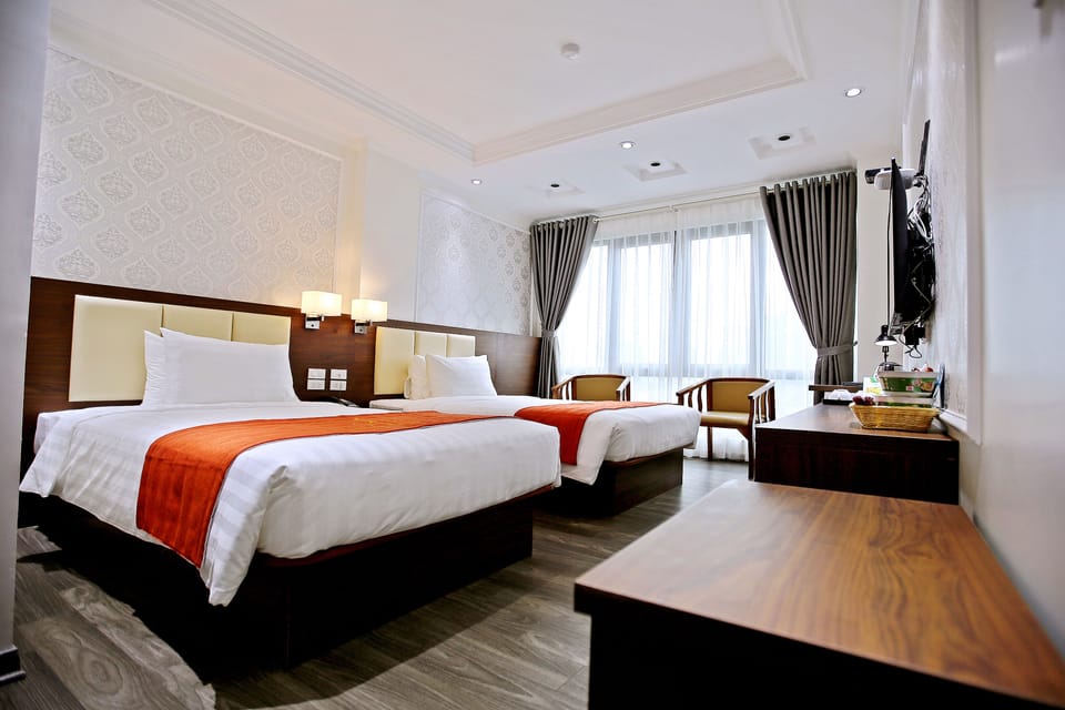 Desk, soundproofing, free WiFi, bed sheets