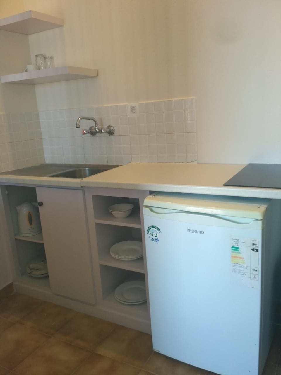 Fridge, stovetop, electric kettle, cookware/dishes/utensils