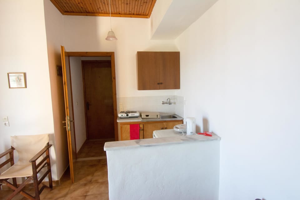 Standard Studio | Private kitchen | Fridge, stovetop, electric kettle, cookware/dishes/utensils