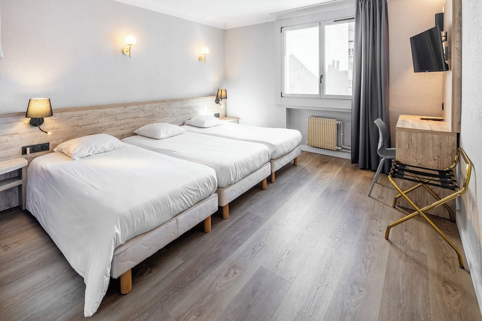 Classic Triple Room | Desk, free cribs/infant beds, free WiFi, bed sheets