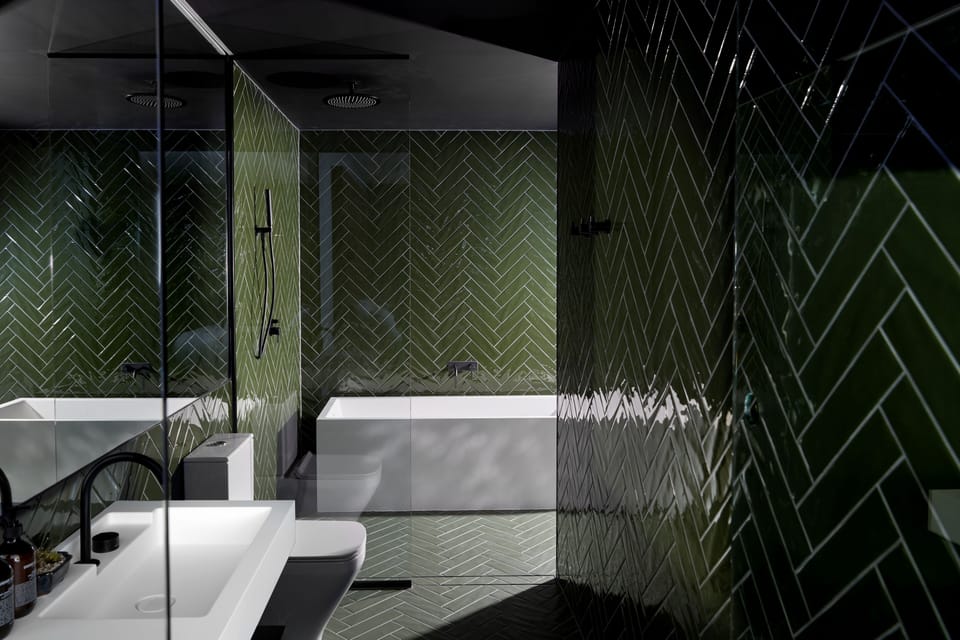 Superior Room (Grove Bath) | Bathroom | Free toiletries, hair dryer, bathrobes, towels
