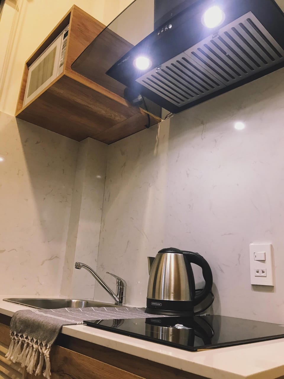 The Loft Studio | Private kitchenette | Fridge, microwave, electric kettle, cookware/dishes/utensils