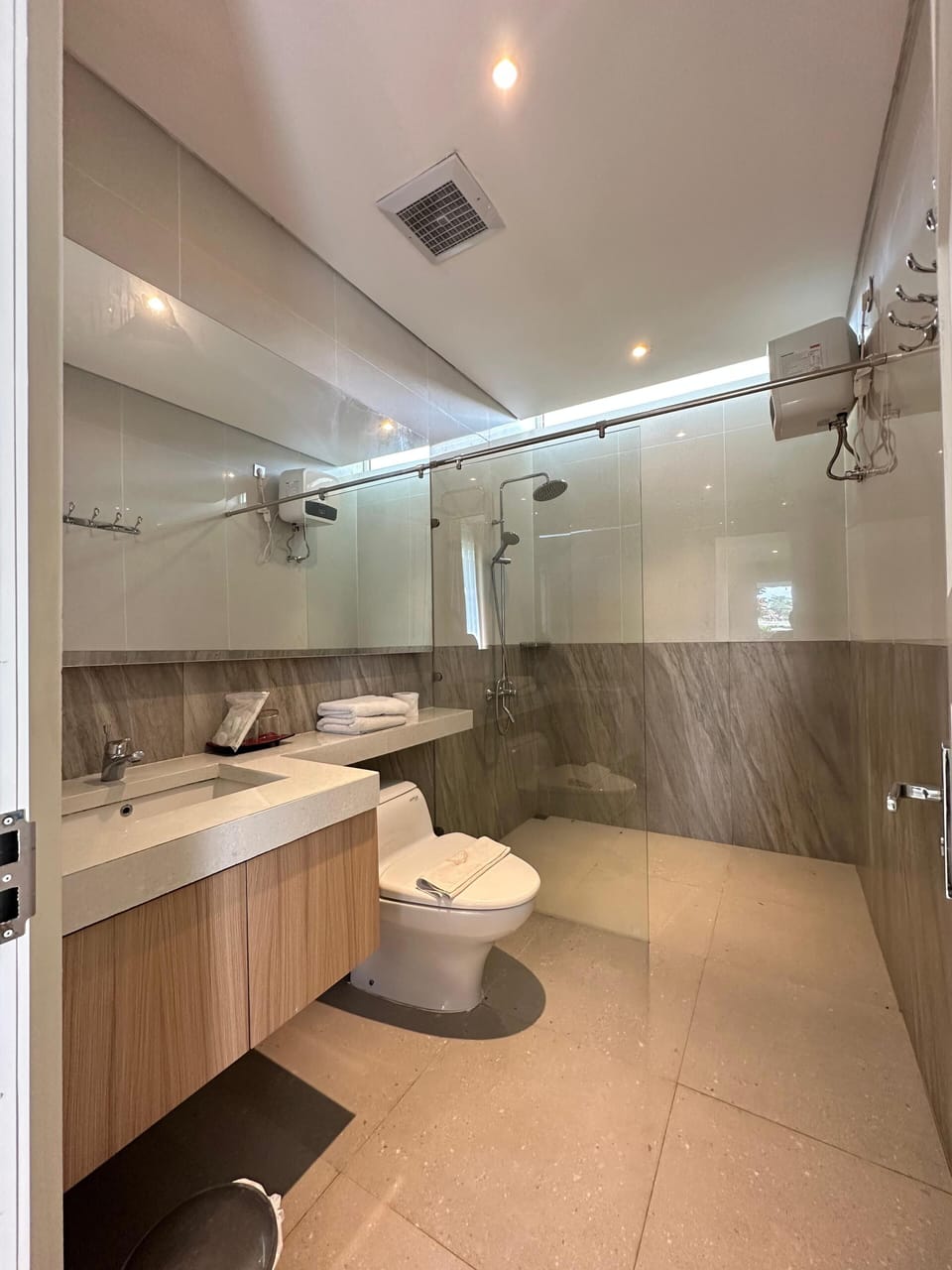 Deluxe Room | Bathroom | Hair dryer, slippers, bidet, towels