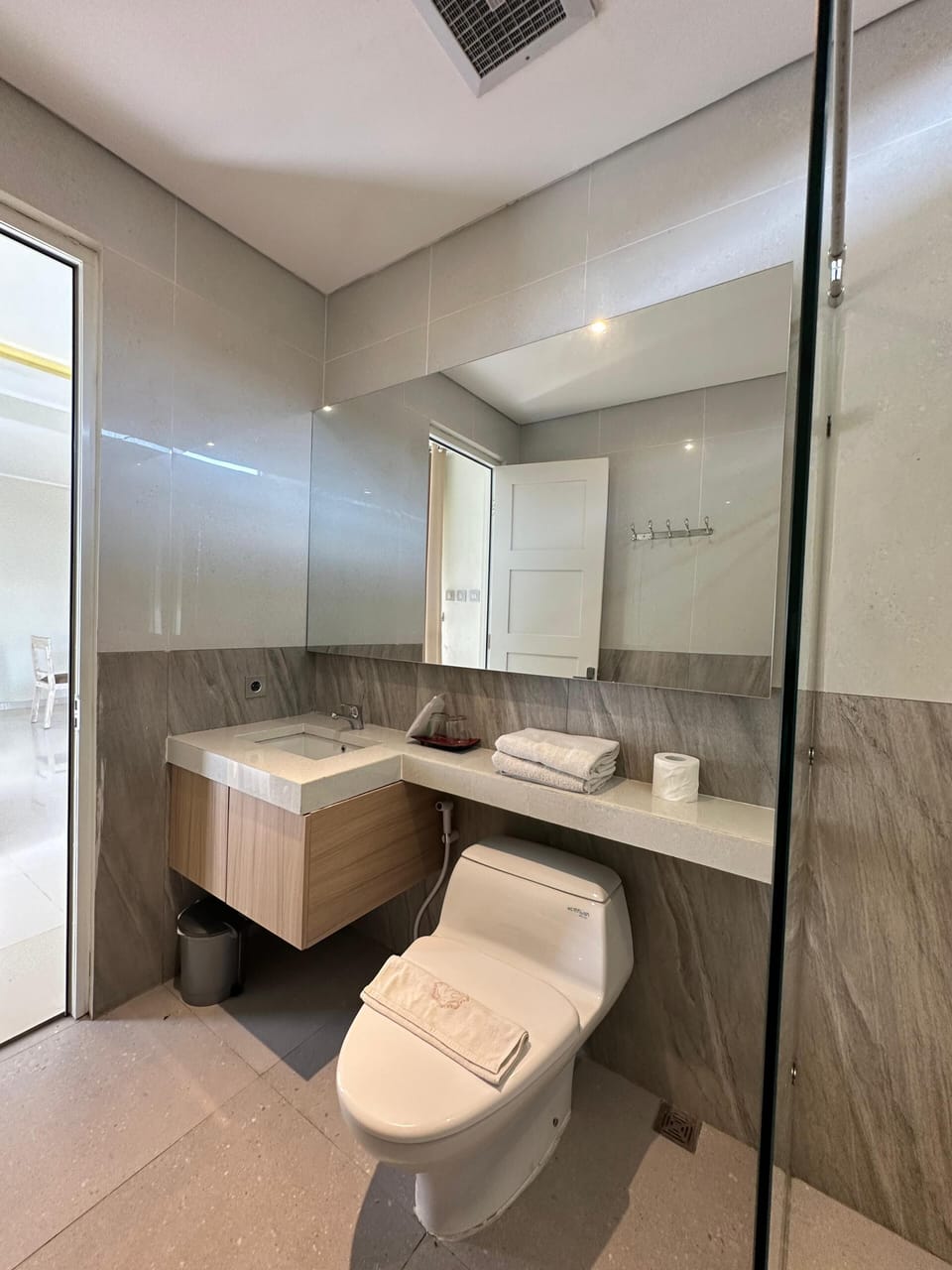 Deluxe Room | Bathroom | Hair dryer, slippers, bidet, towels