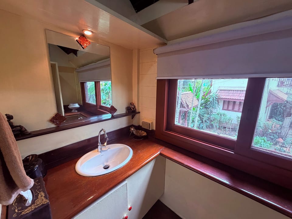 Deluxe Room (River View) | Bathroom | Shower, free toiletries, hair dryer, slippers