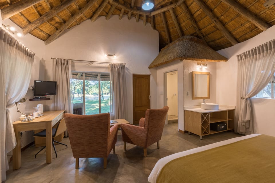 Luxury Rondavel | In-room safe, iron/ironing board (on request), WiFi (free)