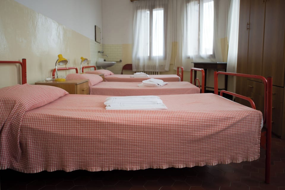 1 Single Bed in Female Dormitory with Mixed Bathroom | Desk, iron/ironing board (on request), WiFi (free), bed sheets