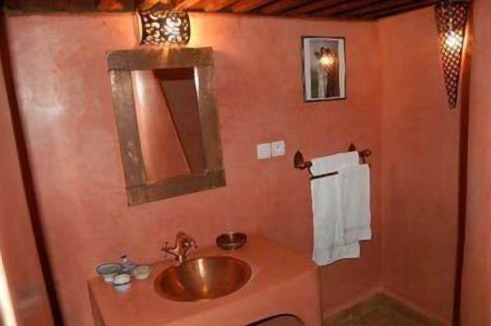 Double Room (Paprika) | Bathroom | Free toiletries, hair dryer, towels