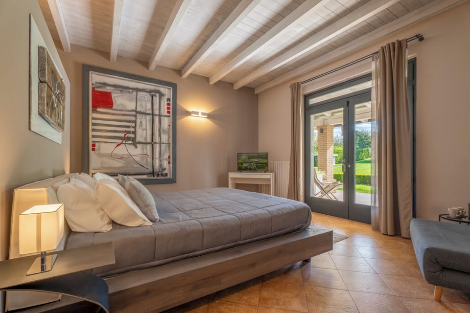 DESIGN PRESTIGE VISTA PISCINA | Frette Italian sheets, down comforters, individually decorated