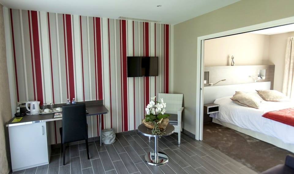 Classic Double Room (Shower) | In-room safe, desk, soundproofing, iron/ironing board