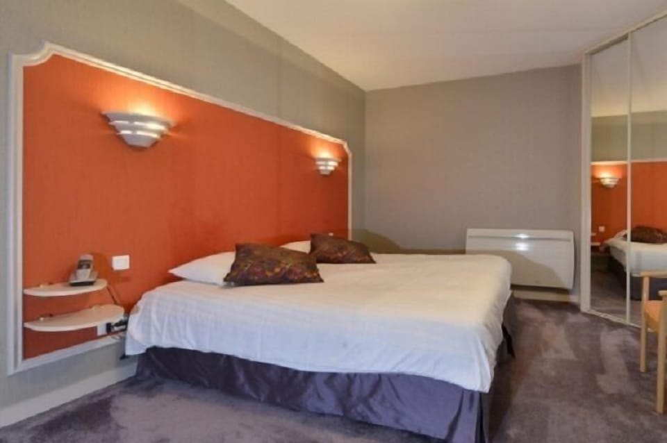 Economy Double Room | In-room safe, desk, soundproofing, iron/ironing board