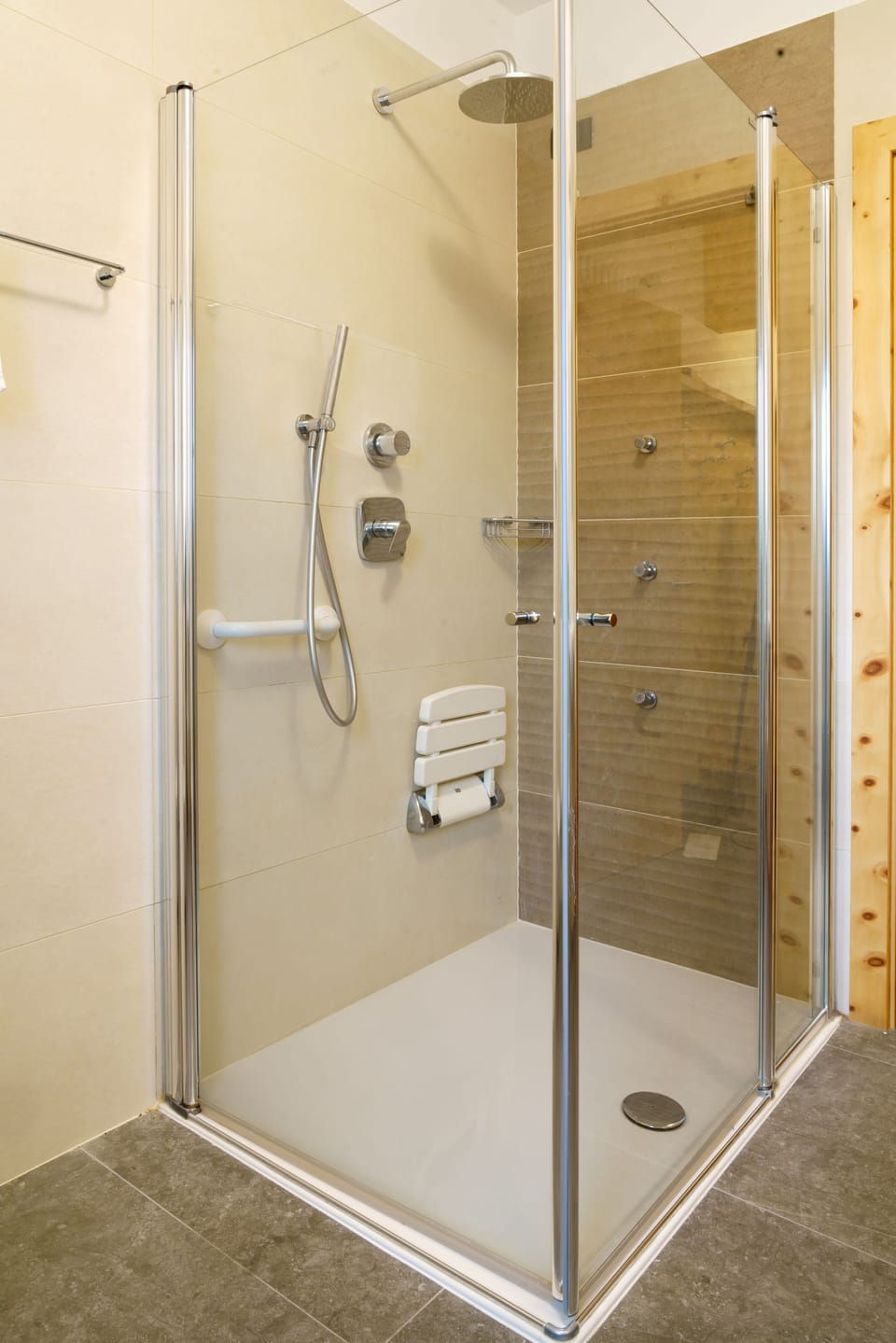 Family Room | Minibar, in-room safe, desk, free WiFi