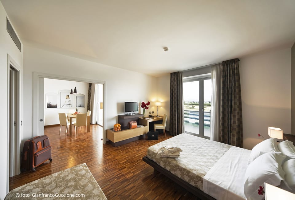 Suite | Minibar, in-room safe, desk, blackout drapes
