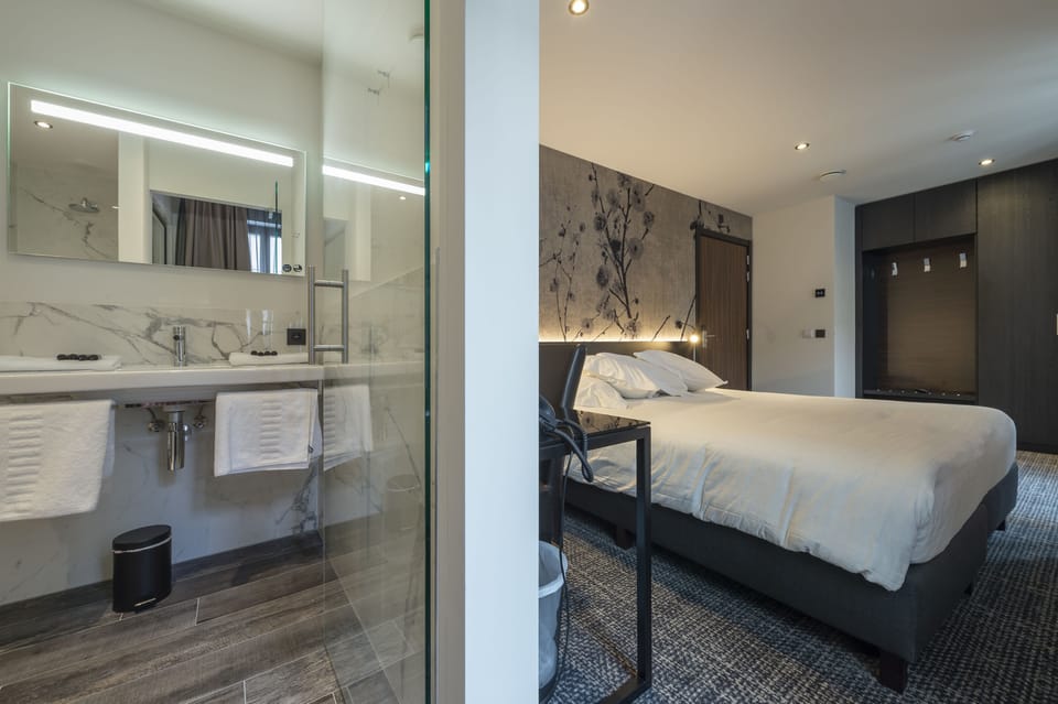 Deluxe Queen Room | Premium bedding, minibar, desk, soundproofing