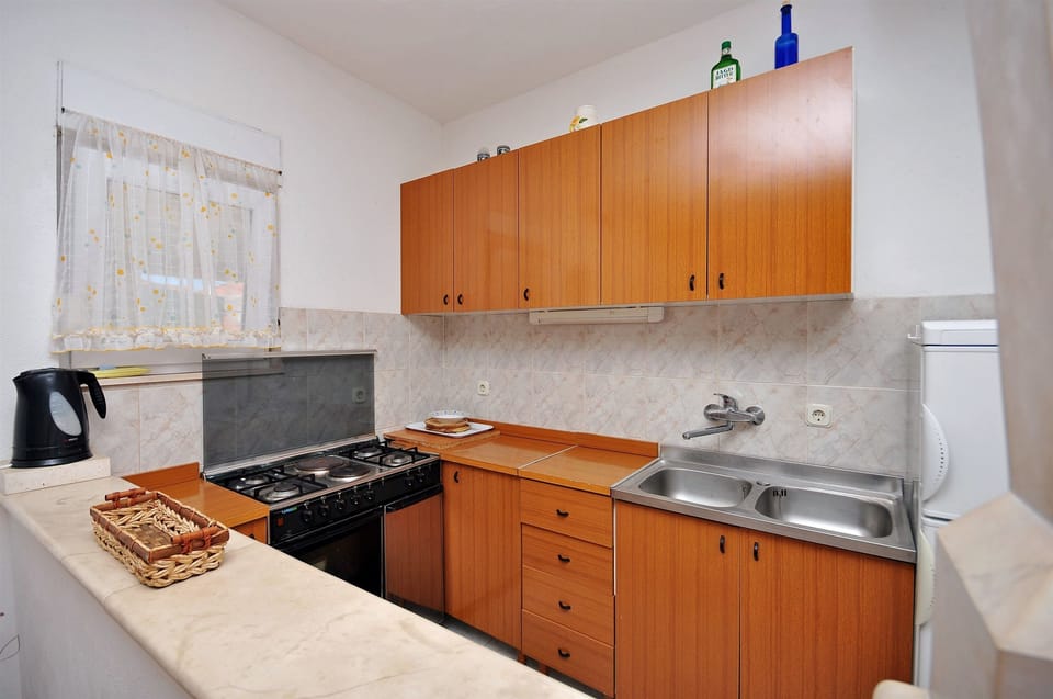 Private kitchen | Fridge, oven, stovetop, dishwasher