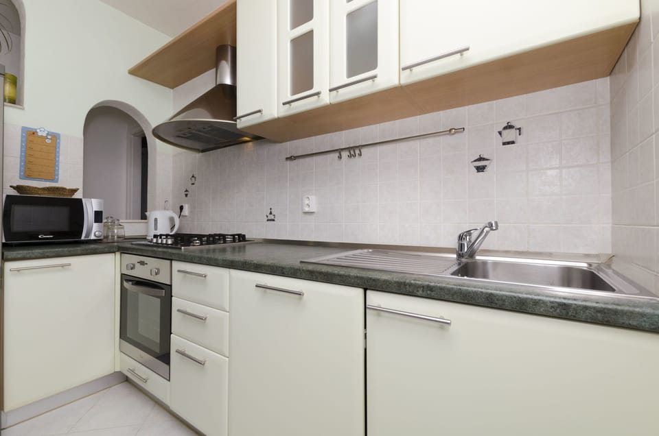 Private kitchen | Fridge, microwave, oven, stovetop
