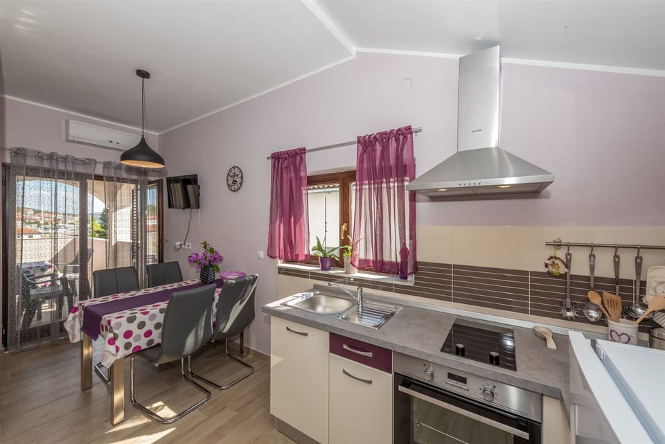 Private kitchen | Fridge, oven, stovetop, espresso maker