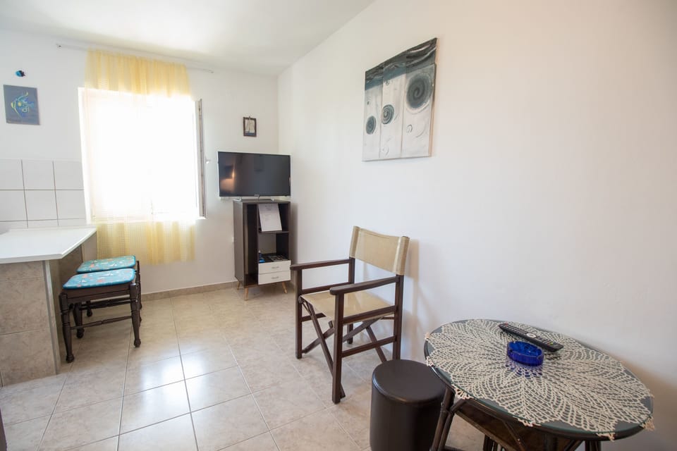 Living room | Flat-screen TV, DVD player