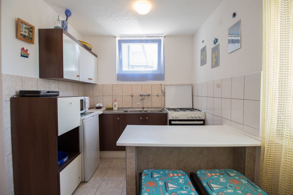 Private kitchen | Fridge, microwave, oven, stovetop