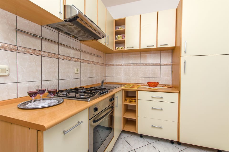Private kitchen | Fridge, microwave, stovetop, coffee/tea maker