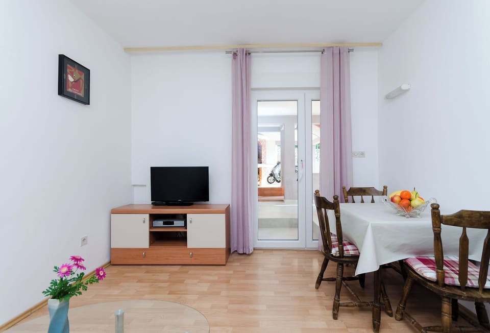 Apartment (A1) | Dining
