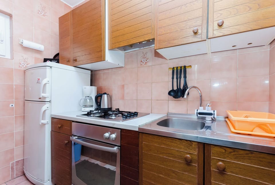 Apartment (A1) | Private kitchen | Fridge, oven, stovetop, espresso maker