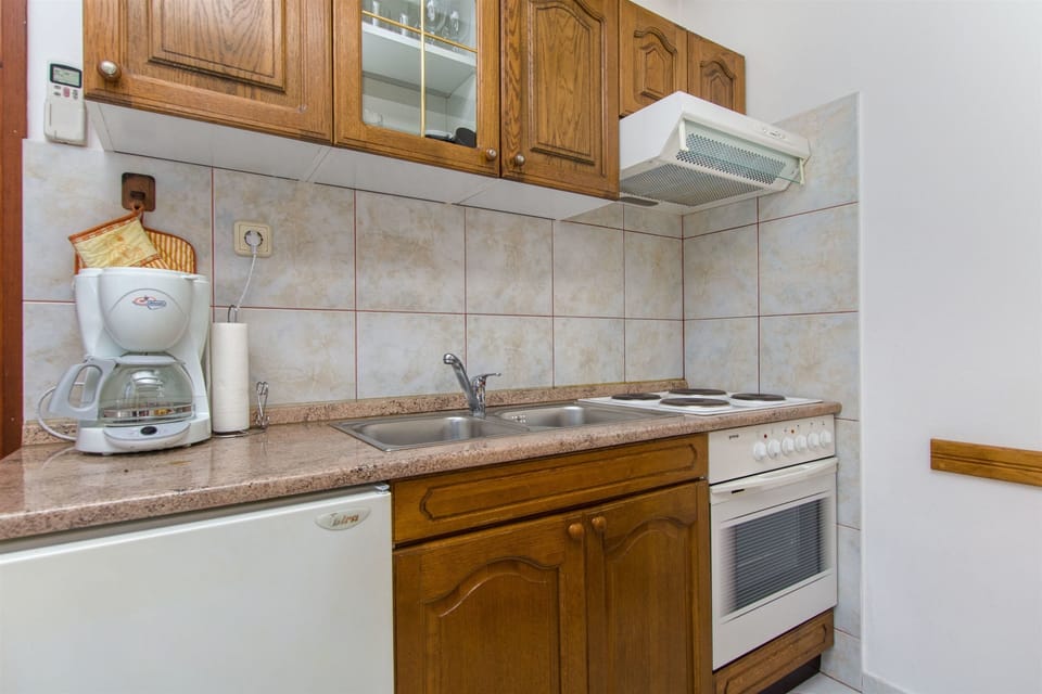Private kitchen | Fridge, oven, stovetop, espresso maker