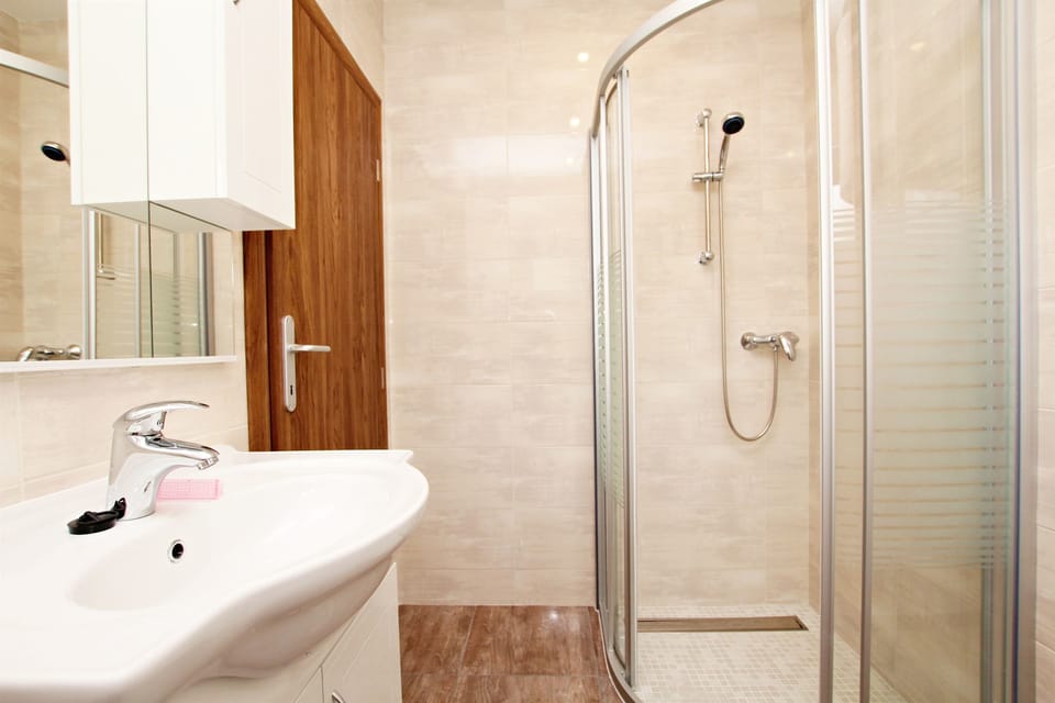 Bathroom | Shower