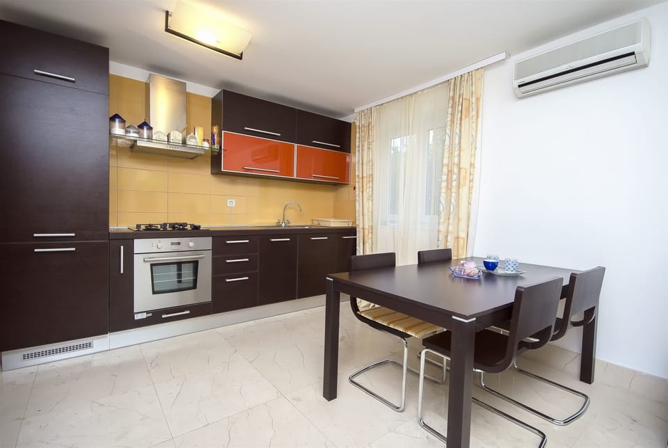 Private kitchen | Fridge, oven, stovetop, dishwasher