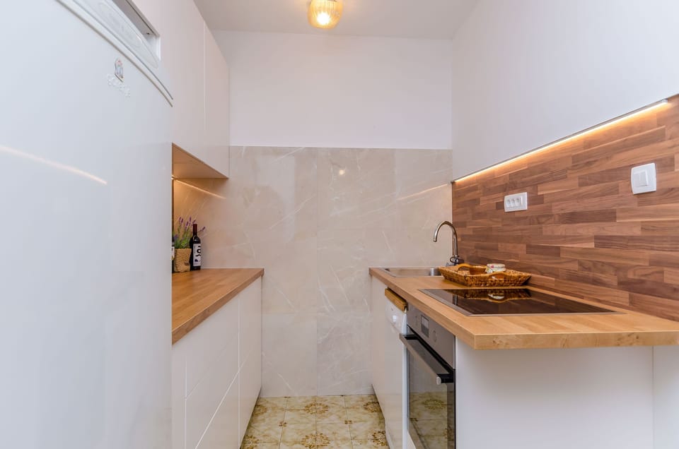 House | Private kitchen | Fridge, microwave, oven, stovetop
