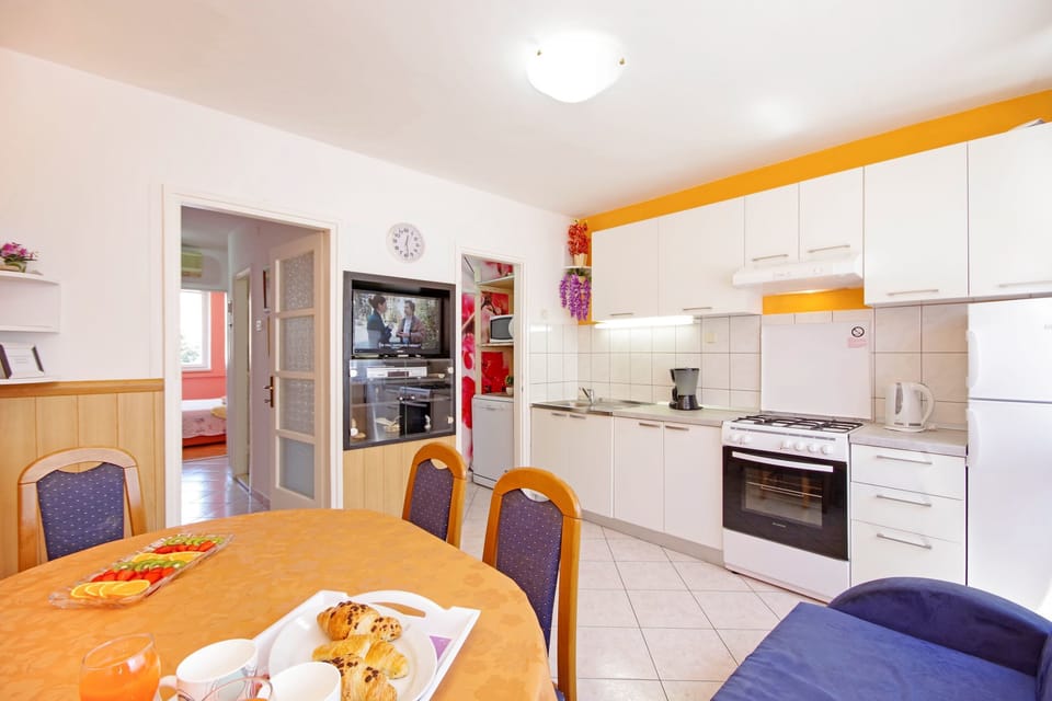 Private kitchen | Fridge, microwave, oven, stovetop