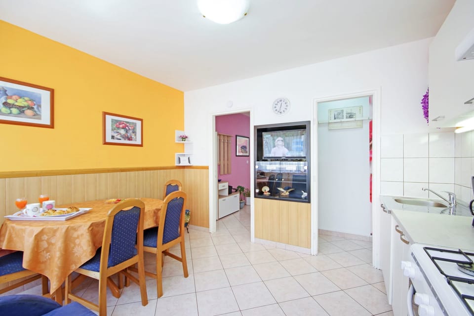 Private kitchen | Fridge, microwave, oven, stovetop