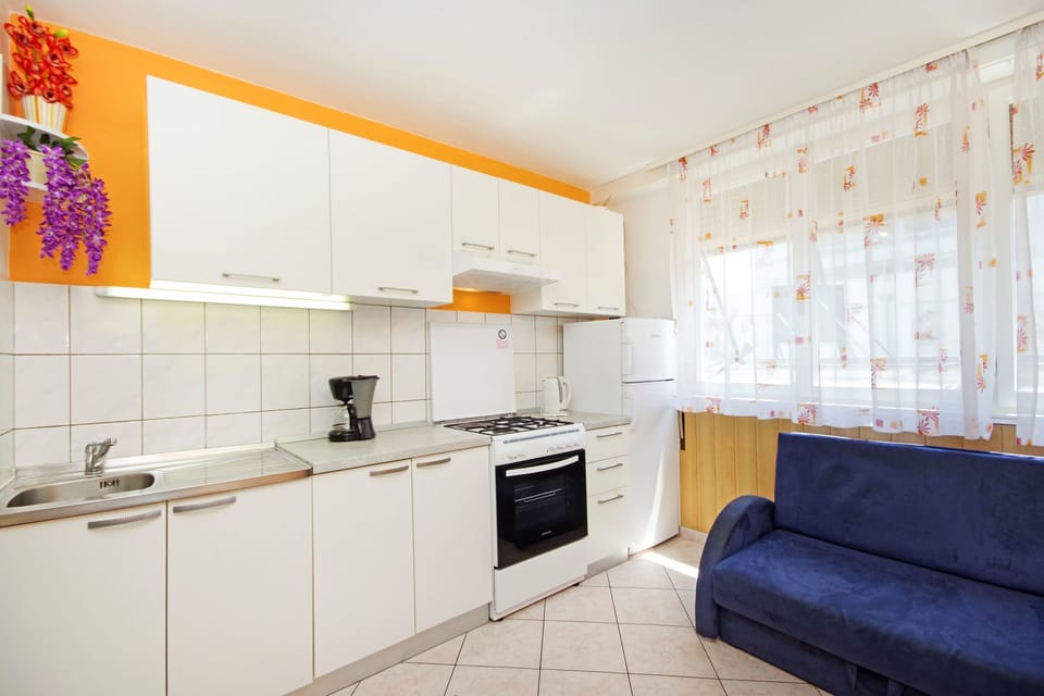 Private kitchen | Fridge, microwave, oven, stovetop