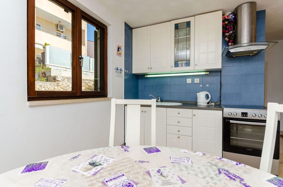 Private kitchen | Fridge, oven, stovetop, dishwasher