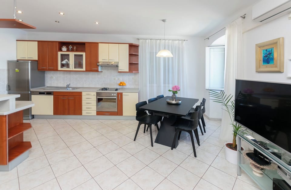 Apartment (A1) | Dining
