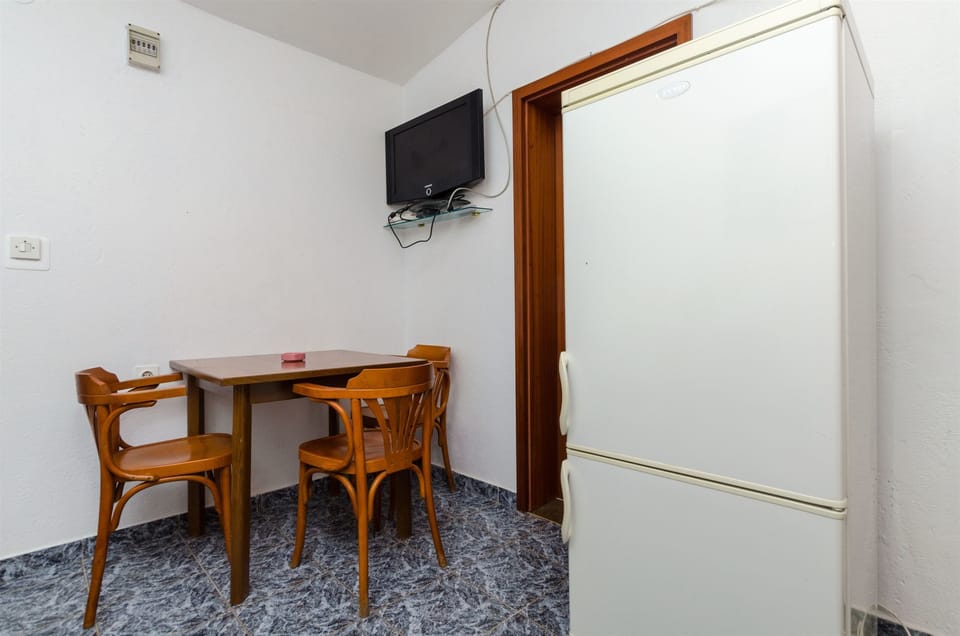 Private kitchen | Fridge, stovetop