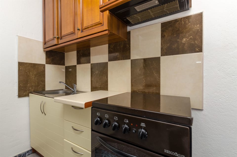 Private kitchen | Fridge, stovetop
