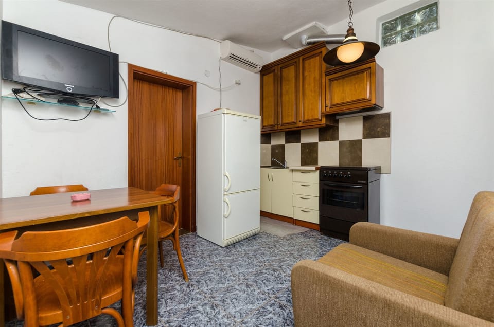 Private kitchen | Fridge, stovetop