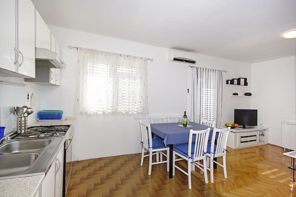 Private kitchen | Fridge, microwave, oven, stovetop