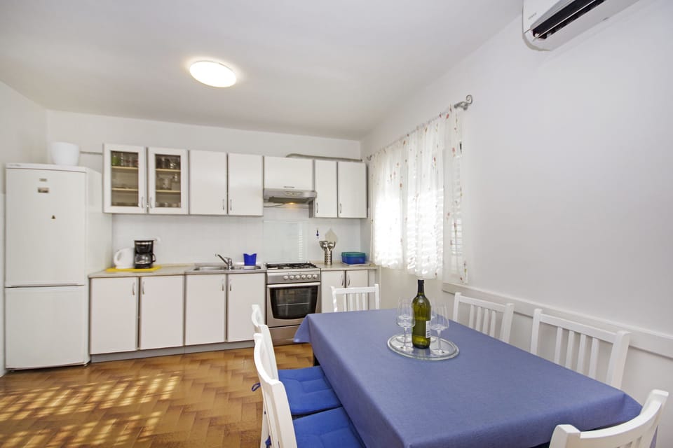 Private kitchen | Fridge, microwave, oven, stovetop
