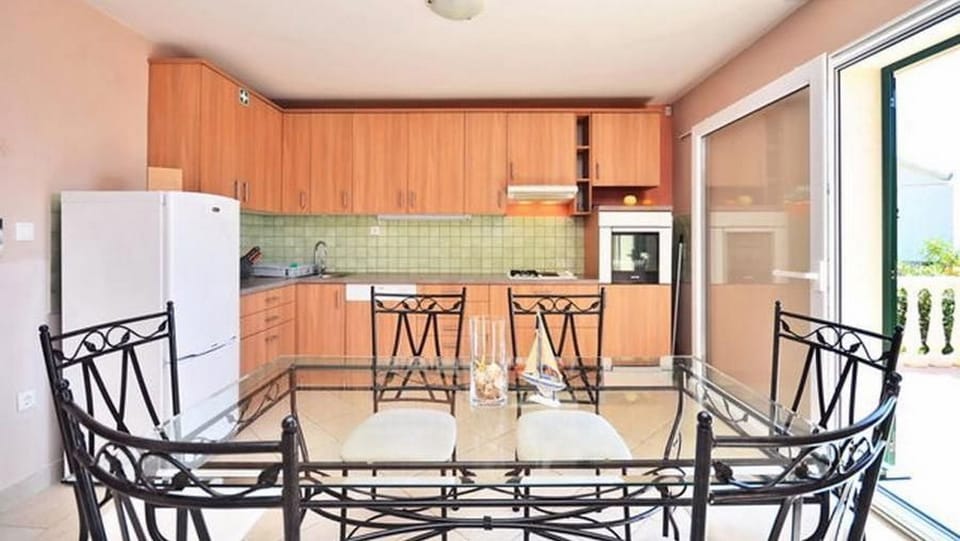 House | Private kitchen | Fridge, microwave, oven, stovetop