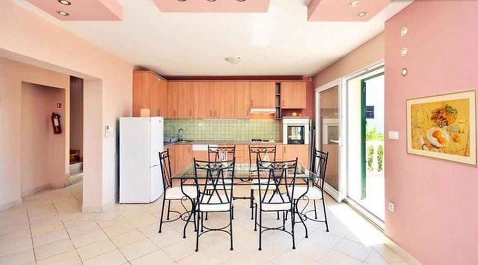 House | Private kitchen | Fridge, microwave, oven, stovetop