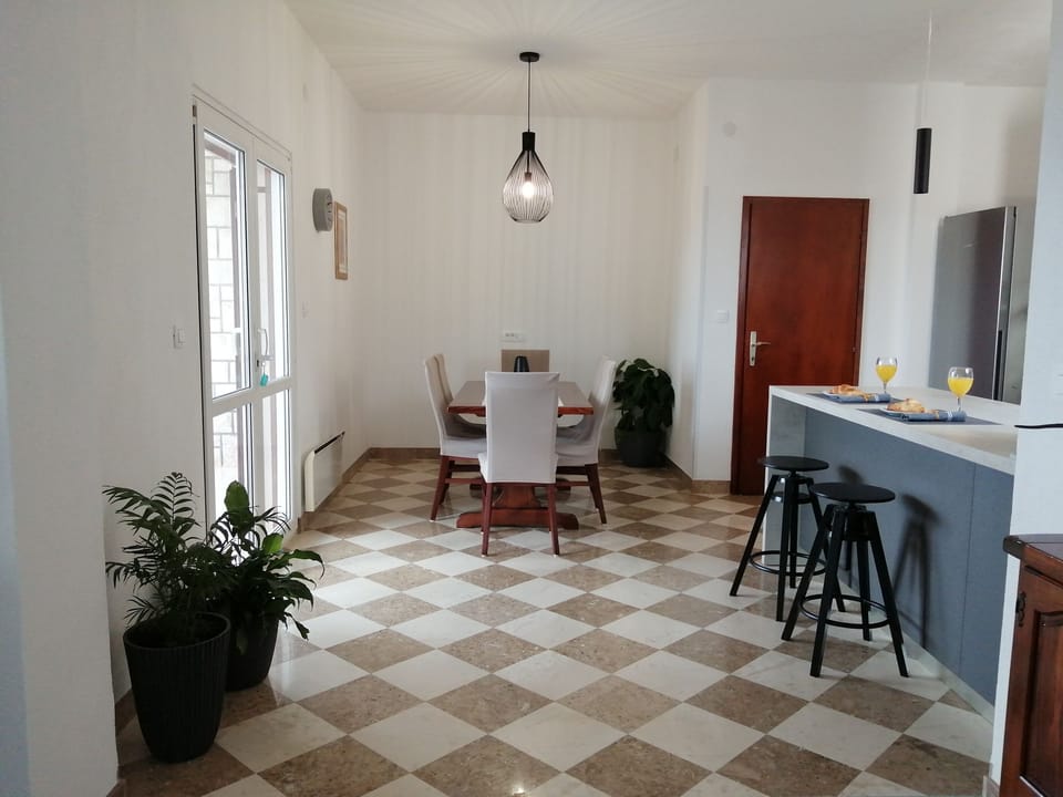 Private kitchen | Fridge, microwave, oven, stovetop