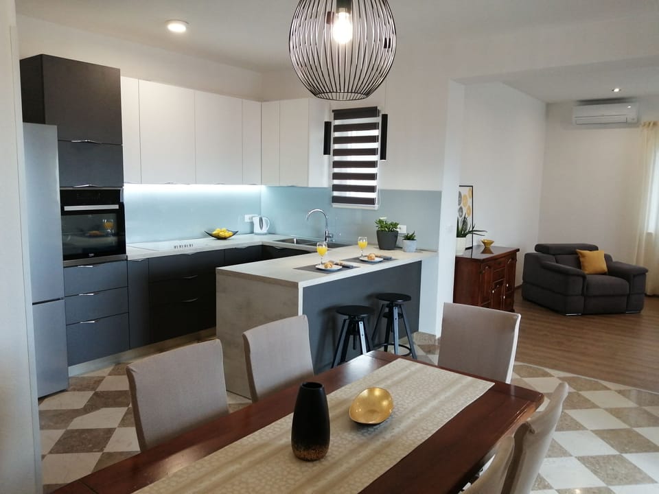 Private kitchen | Fridge, microwave, oven, stovetop