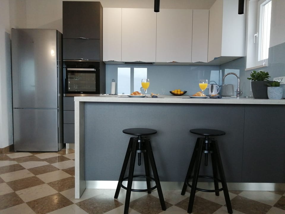 Private kitchen | Fridge, microwave, oven, stovetop