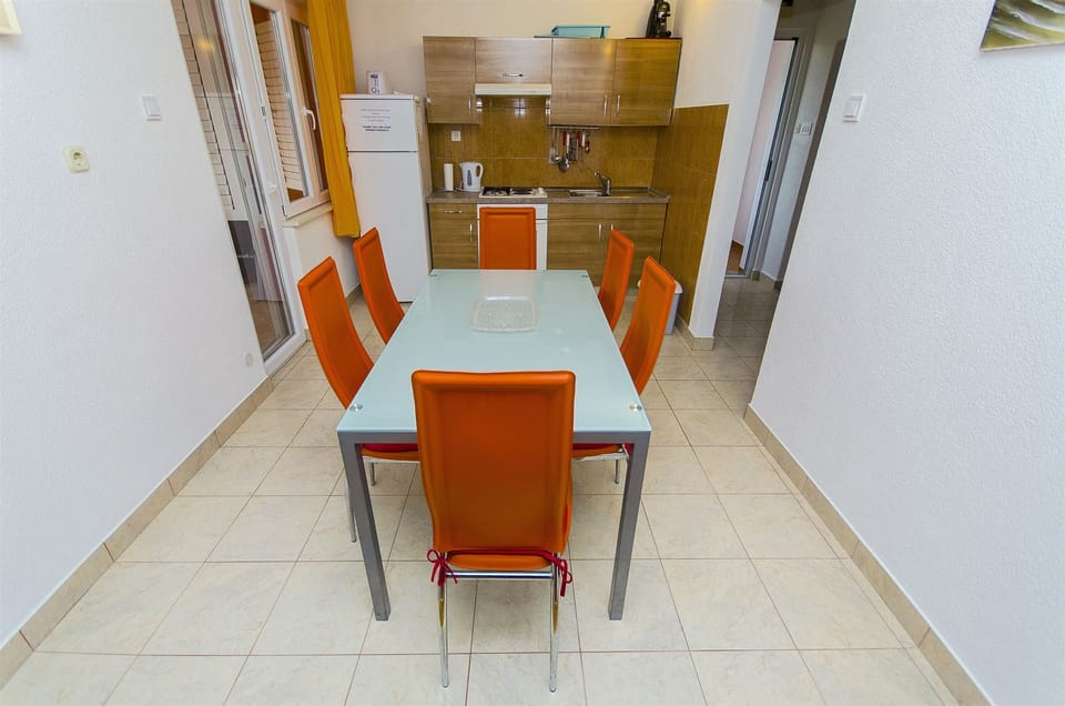 Apartment (A1) | Private kitchen | Espresso maker, fridge, oven, stovetop
