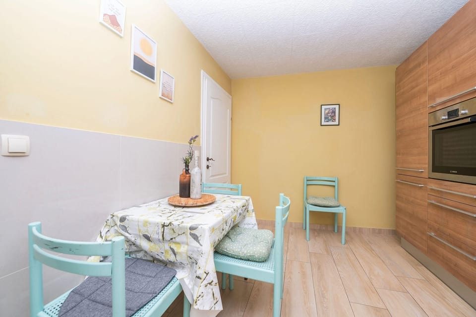 Private kitchen | Fridge, microwave, oven, stovetop
