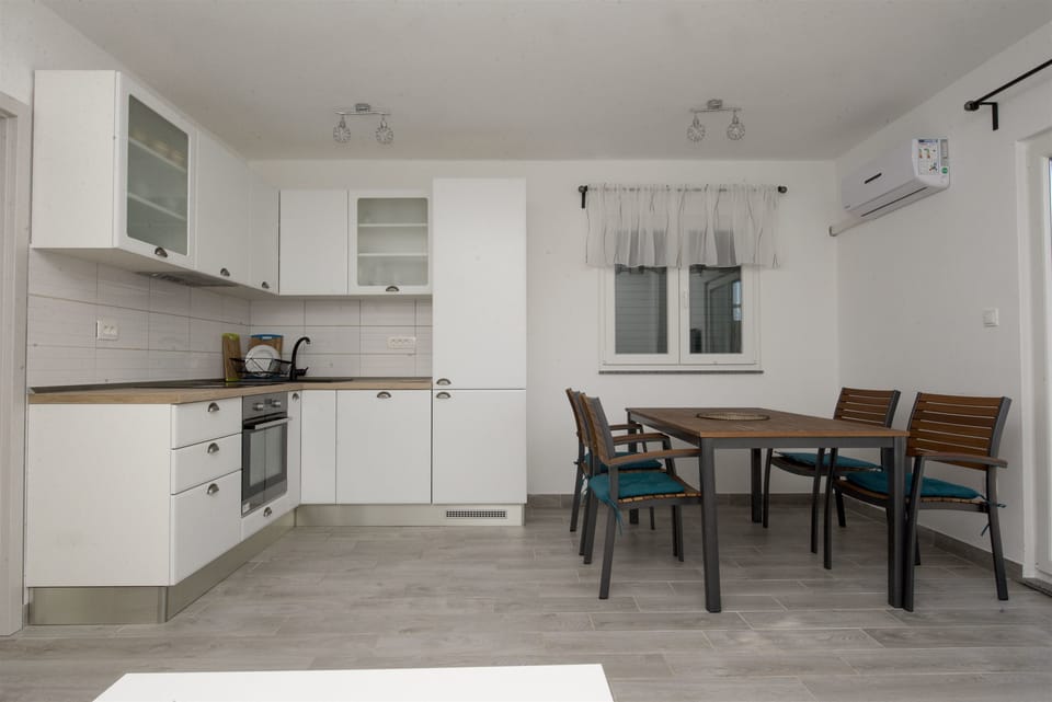 Private kitchen | Fridge, microwave, oven, stovetop