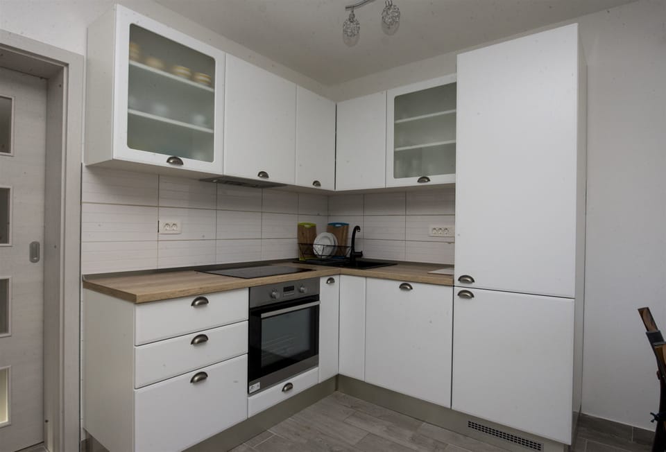 Private kitchen | Fridge, microwave, oven, stovetop