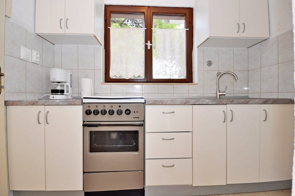 Private kitchen | Fridge, stovetop, coffee/tea maker